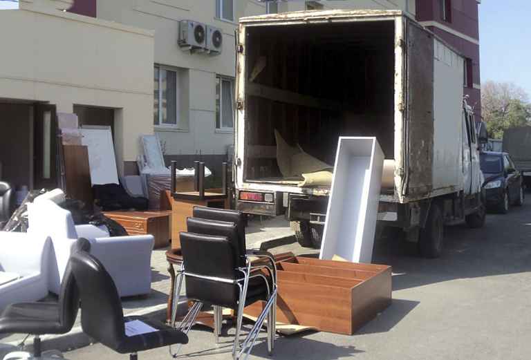 Заказ грузовой машины для доставки мебели : диван и кресло по Архангельску
